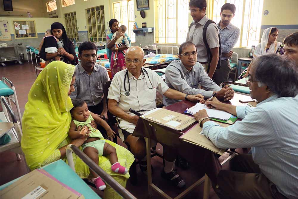 Le Dr Adenwalla avec un grand groupe de médecins et de patients