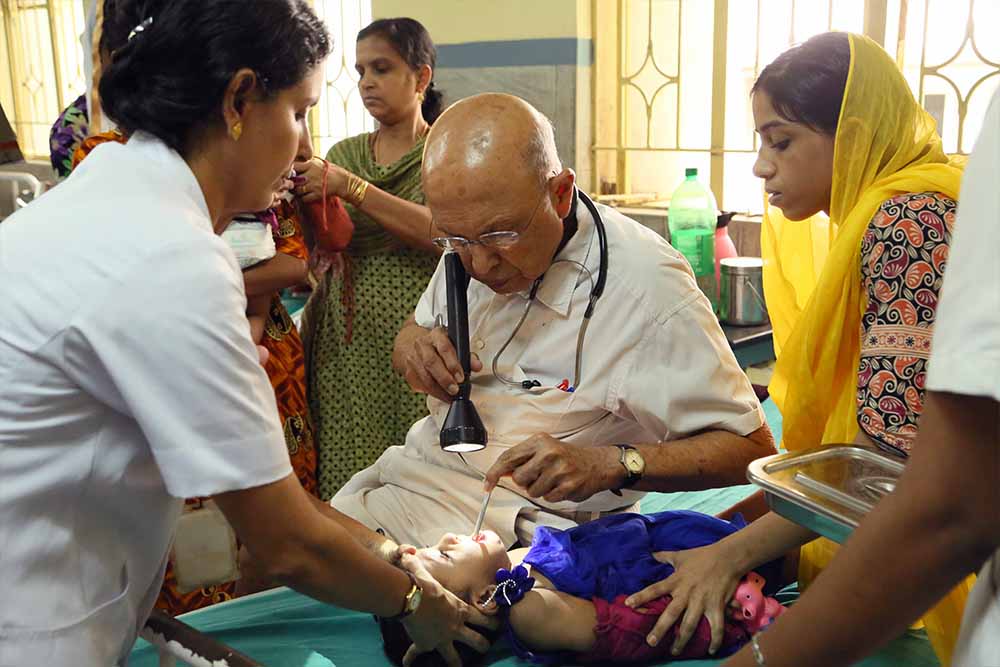 Le Dr Adenwalla examine la fente palatine