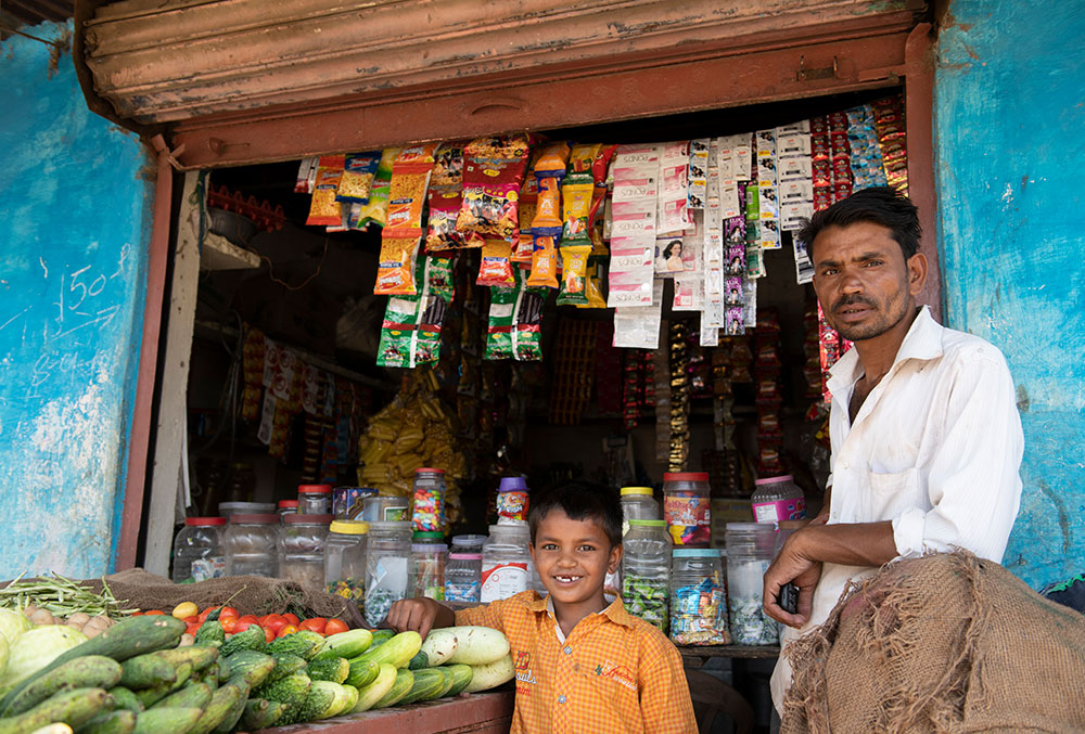 Rajesh avec son père dans sa boutique.